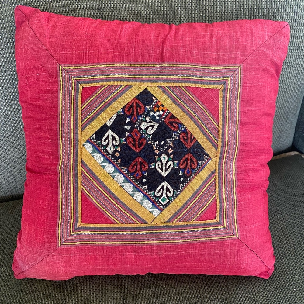 Decorative throw pillow with embroidered insert